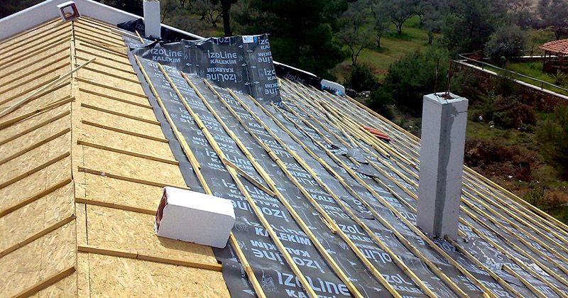Üçkuyular EPDM Kauçuk Çatı – OSB üzerine serilmiş nefes alan su yalıtım örtüsü ve çıtalama Üçkuyular EPDM Kauçuk Çatı – OSB üzerine serilmiş nefes alan su yalıtım örtüsü ve çıtalama